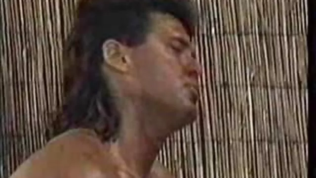 Gorące porno bez rejestracji -Ciało jej niesamowite ciało zdjęcia erotyczne retro pokazuje